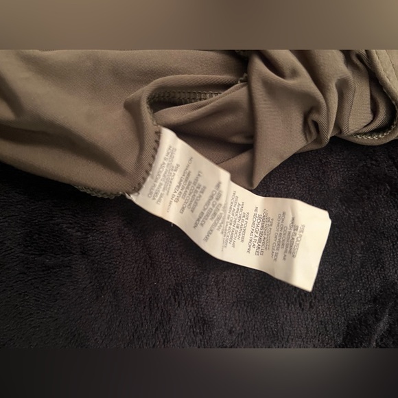 Boohoo Olive Green V-Neck Bodysuit - Picture 5 of 5